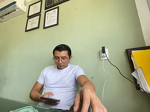 Snapshot of AlejXndroKD chatting on 10.18.25 AlejXndroKD online show from 10.18.25