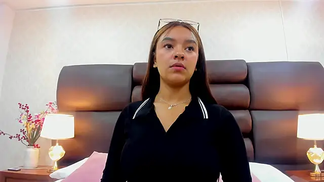 Snapshot of GabyMoreau chatting on 09.30.25 GabyMoreau online show from 09.30.25