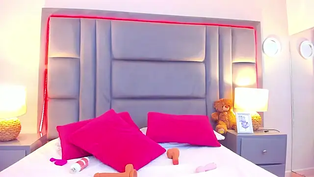 Snapshot of GabyMoreau chatting on 10.29.25 GabyMoreau online show from 10.29.25