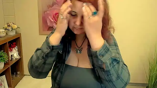 Snapshot of TwoBigSuns chatting on 09.25.25 TwoBigSuns online show from 09.25.25