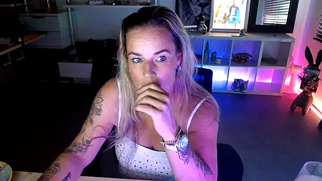 Snapshot of Mrs-Aurora chatting on 10.15.25 Mrs-Aurora online show from 10.15.25