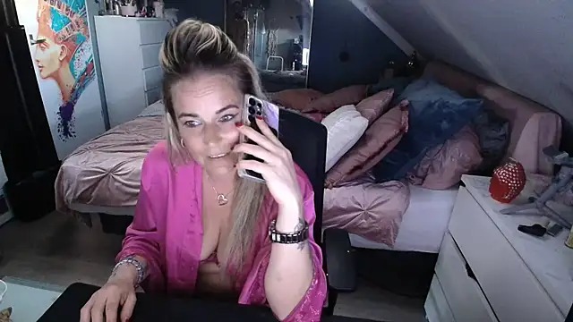 Snapshot of Mrs-Aurora chatting on 04.23.26 Mrs-Aurora online show from 04.23.26
