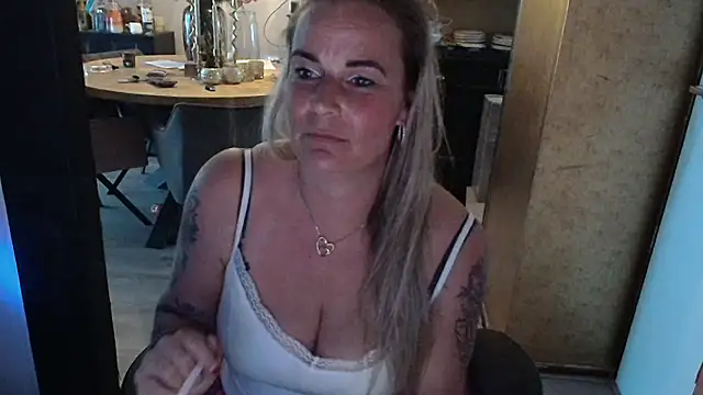 Snapshot of Mrs-Aurora chatting on 04.27.26 Mrs-Aurora online show from 04.27.26