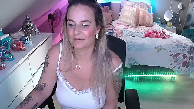 Snapshot of Mrs-Aurora chatting on 05.06.26 Mrs-Aurora online show from 05.06.26