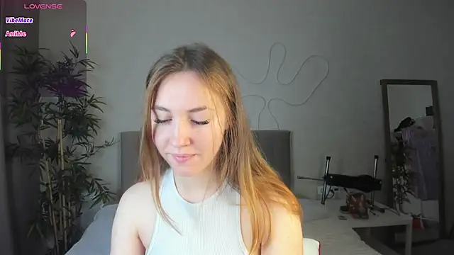 Snapshot of Luna_G0ld chatting on 10.12.25 Luna G0ld online show from 10.12.25