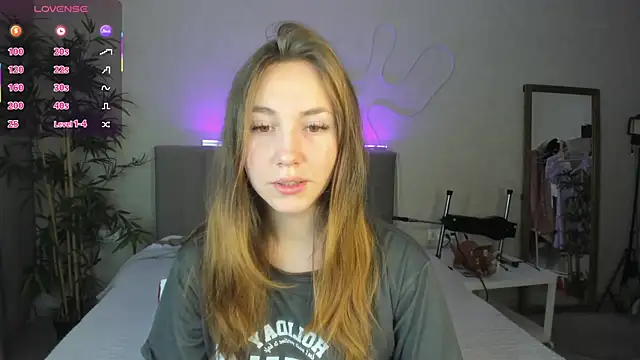 Snapshot of Luna_G0ld chatting on 10.13.25 Luna G0ld online show from 10.13.25