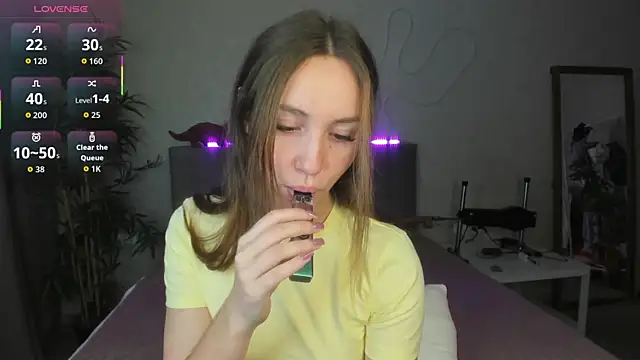 Snapshot of Luna_G0ld chatting on 10.16.25 Luna G0ld online show from 10.16.25