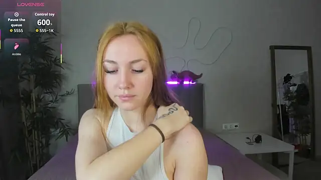 Snapshot of Luna_G0ld chatting on 10.19.25 Luna G0ld online show from 10.19.25