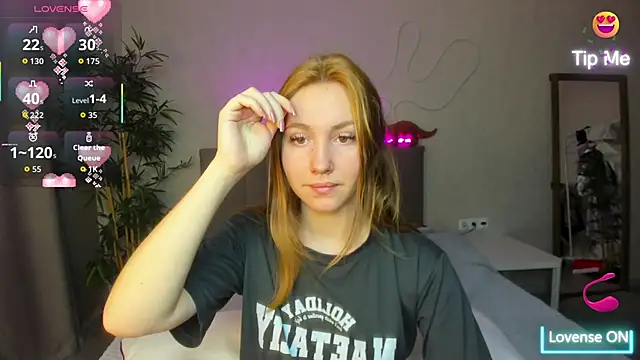 Snapshot of Luna_G0ld chatting on 10.24.25 Luna G0ld online show from 10.24.25