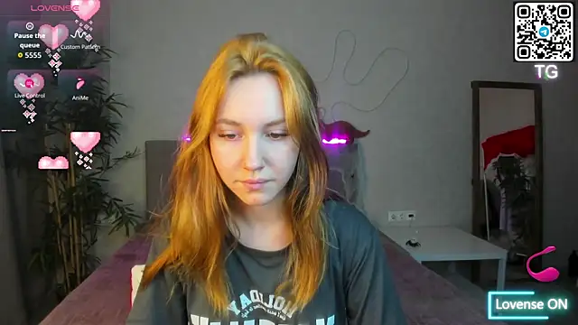 Snapshot of Luna_G0ld chatting on 10.30.25 Luna G0ld online show from 10.30.25