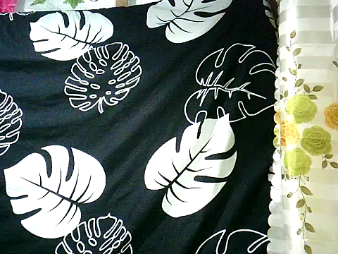 Snapshot of yuana25 chatting on 10.19.25 yuana25 online show from 10.19.25