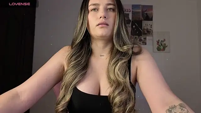 Snapshot of Veronika__Winslow_ chatting on 04.28.26 Veronika Winslow online show from 04.28.26