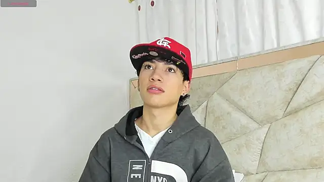 Snapshot of Thiago_Divine_ chatting on 09.17.25 Thiago Divine online show from 09.17.25