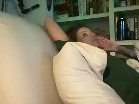 Snapshot of dddasani chatting on 10.27.25 dddasani online show from 10.27.25