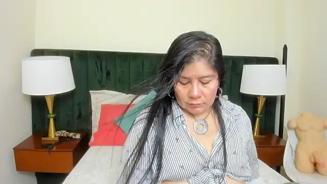 Snapshot of kiraGeiner chatting on 10.20.25 kiraGeiner online show from 10.20.25