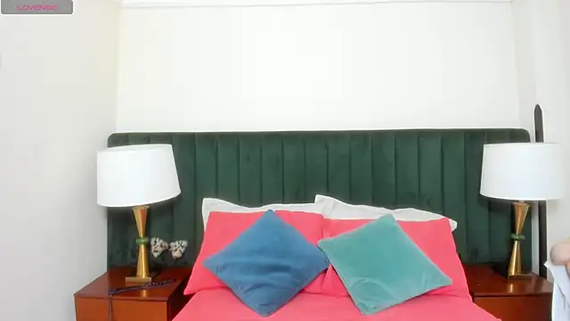 Snapshot of kiraGeiner chatting on 10.28.25 kiraGeiner online show from 10.28.25