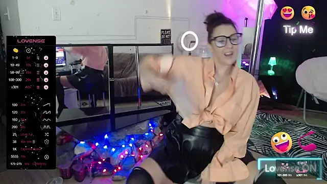 Snapshot of thewildechase chatting on 09.13.25 thewildechase online show from 09.13.25