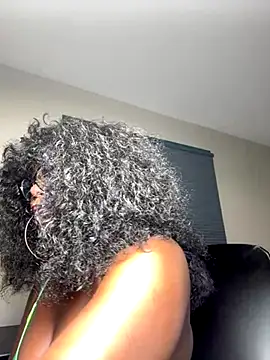 Snapshot of WomanNextdoor1 chatting on 10.10.25 WomanNextdoor1 online show from 10.10.25