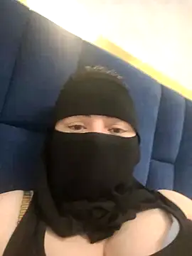 Snapshot of _Douna_-_ chatting on 11.04.25 Douna - online show from 11.04.25