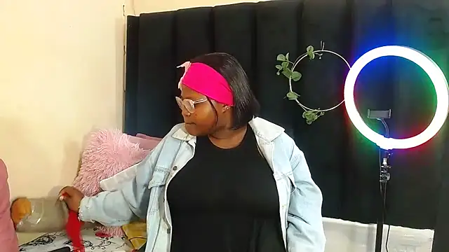 AmazingDarkDoll online show from 10.18.25