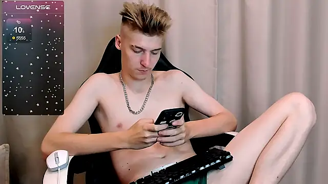 Snapshot of MrSexyCum4U chatting on 10.08.25 MrSexyCum4U online show from 10.08.25