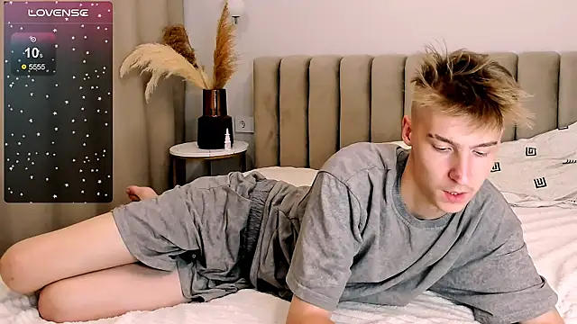 Snapshot of MrSexyCum4U chatting on 10.10.25 MrSexyCum4U online show from 10.10.25