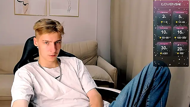 Snapshot of MrSexyCum4U chatting on 10.19.25 MrSexyCum4U online show from 10.19.25