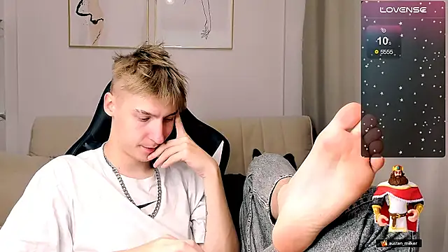 Snapshot of MrSexyCum4U chatting on 10.22.25 MrSexyCum4U online show from 10.22.25