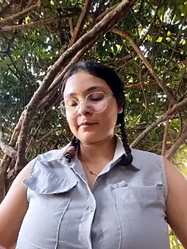 Snapshot of Lily-o chatting on 10.08.25 Lily-o online show from 10.08.25