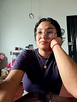 Snapshot of Lily-o chatting on 11.06.25 Lily-o online show from 11.06.25