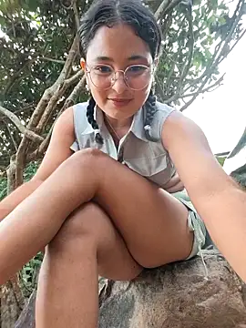 Snapshot of Lily-o chatting on 11.08.25 Lily-o online show from 11.08.25