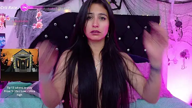 queen smiley online show from 10.31.25