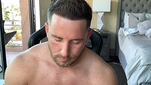 Snapshot of brettmycles28 chatting on 10.21.25 brettmycles28 online show from 10.21.25