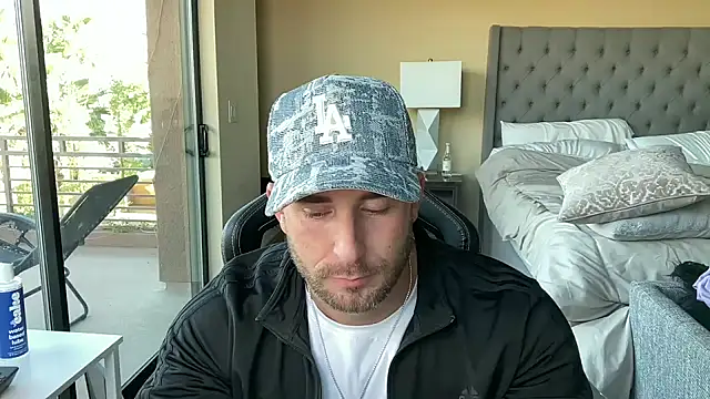 Snapshot of brettmycles28 chatting on 10.27.25 brettmycles28 online show from 10.27.25