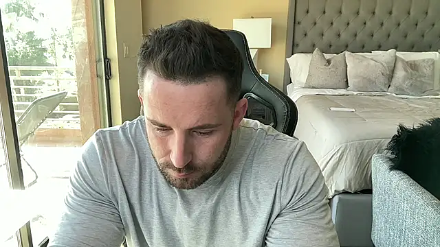 Snapshot of brettmycles28 chatting on 10.31.25 brettmycles28 online show from 10.31.25