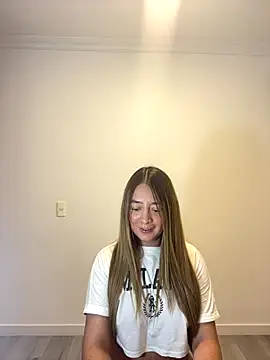 Snapshot of Zara_Ross chatting on 10.05.25 Zara Ross online show from 10.05.25