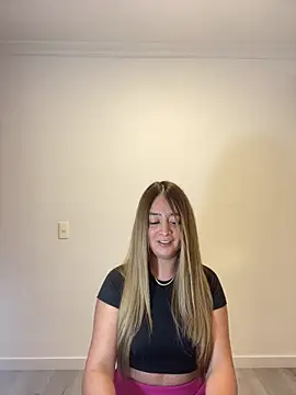 Snapshot of Zara_Ross chatting on 10.14.25 Zara Ross online show from 10.14.25