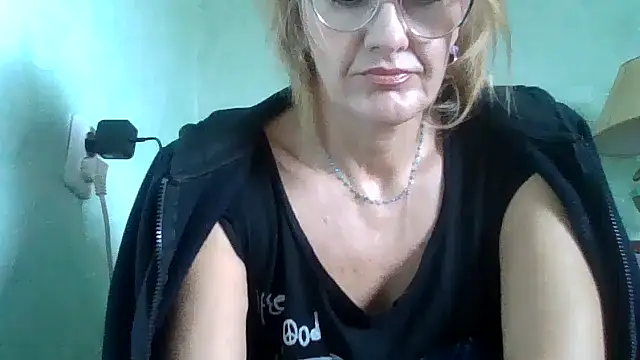 TianaQLove online show from 10.19.25