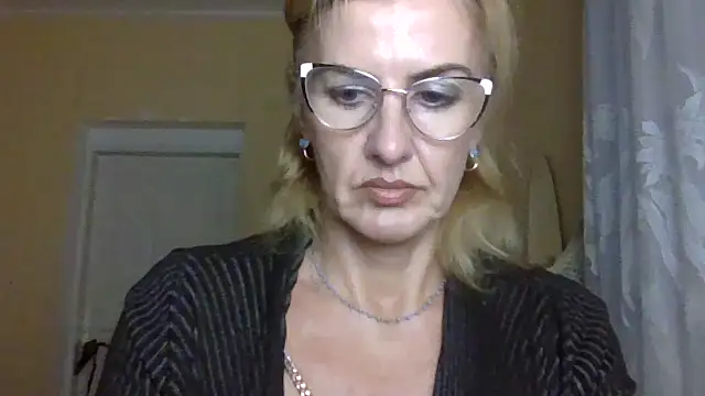 TianaQLove online show from 10.20.25