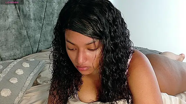 ValeriGallardo17 online show from 10.29.25