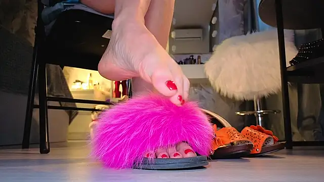 Feet Heelss online show from 10.06.25