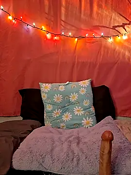 PeachyAriel online show from 10.13.25