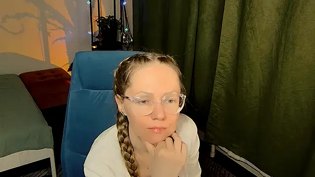 Snapshot of _Goldilocks_ chatting on 10.06.25 Goldilocks online show from 10.06.25