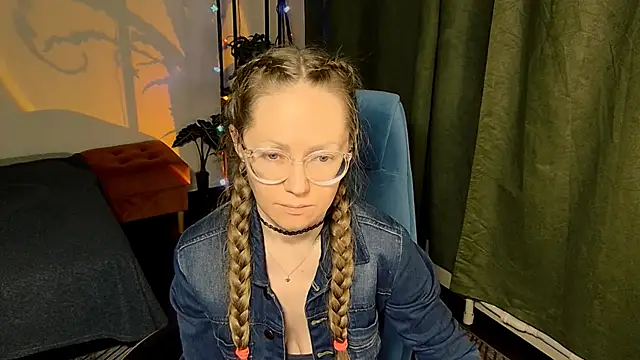 Snapshot of _Goldilocks_ chatting on 10.07.25 Goldilocks online show from 10.07.25