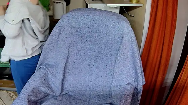 Snapshot of _Goldilocks_ chatting on 11.10.25 Goldilocks online show from 11.10.25