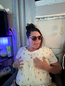 Snapshot of petalsexy chatting on 10.25.25 petalsexy online show from 10.25.25