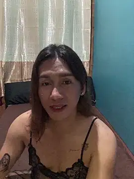 Snapshot of pretty_TRANSjona chatting on 10.24.25 pretty TRANSjona online show from 10.24.25