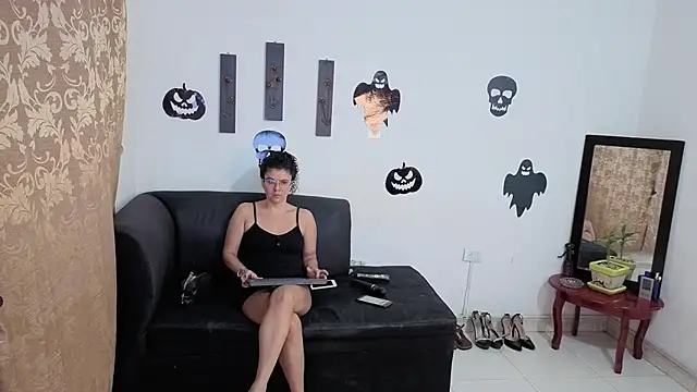 Snapshot of Kloewolf chatting on 10.27.25 Kloewolf online show from 10.27.25