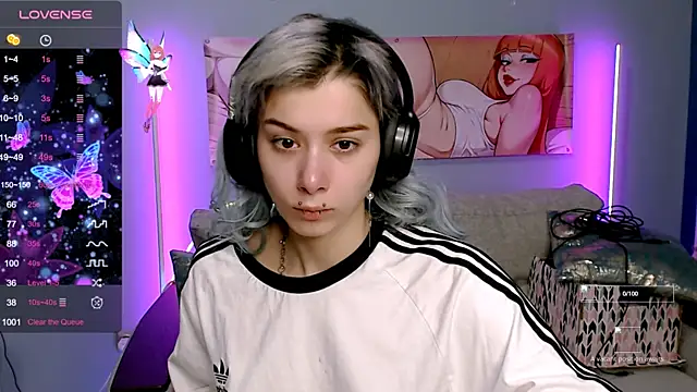 Snapshot of SophieAsh chatting on 10.17.25 SophieAsh online show from 10.17.25