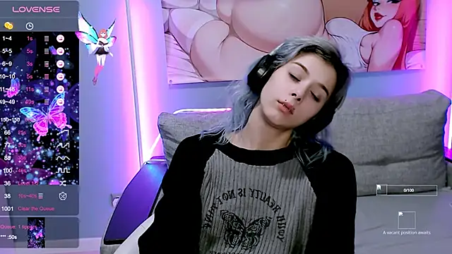 Snapshot of SophieAsh chatting on 10.18.25 SophieAsh online show from 10.18.25